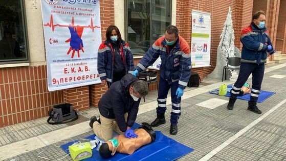 Στιγμιότυπο από την δράση μπροστά στο δημαρχείο της Αλεξανδρούπολης